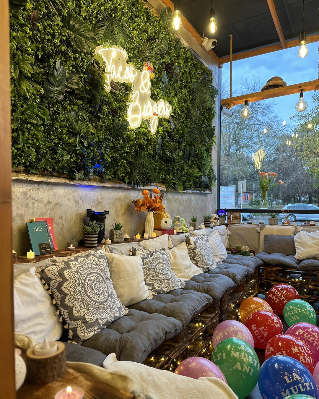 Tacos & Burgers interior