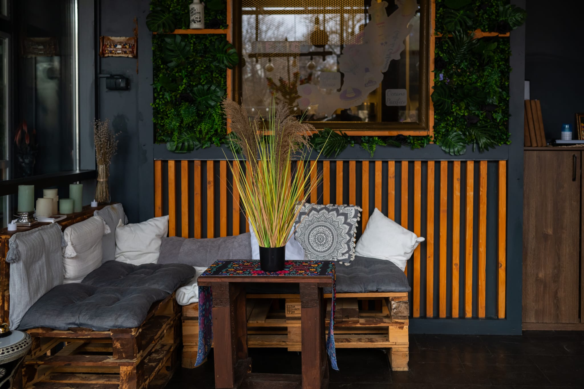 Interior lounge Tacos & Burgers