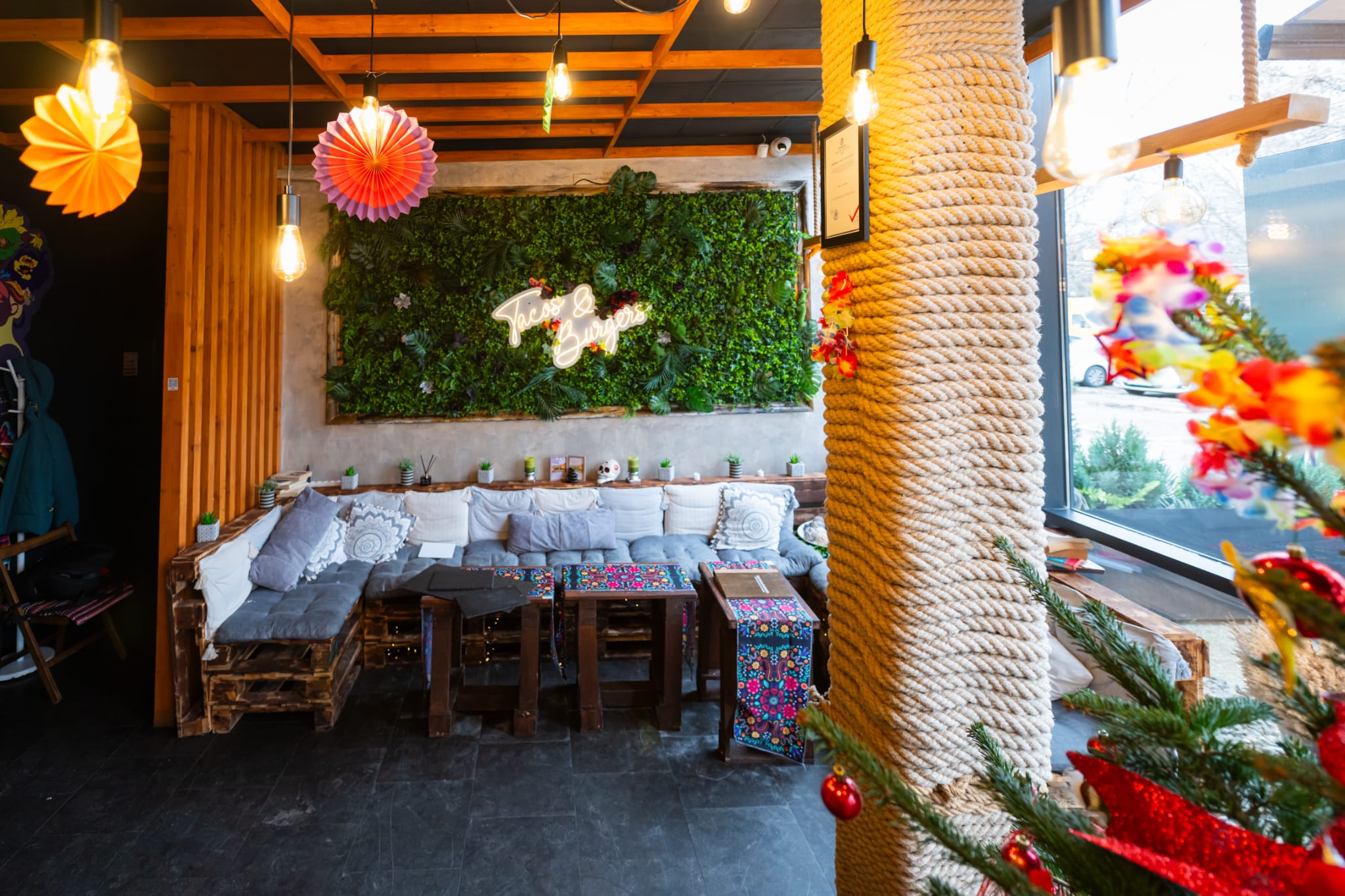 Interior colorat Tacos & Burgers